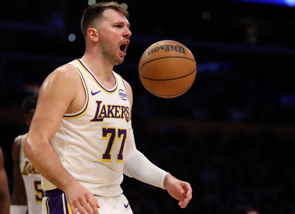 B体育首页-东契奇你太狠了，签1.6亿，还创造历史第一纪录，却被喷球队毒药