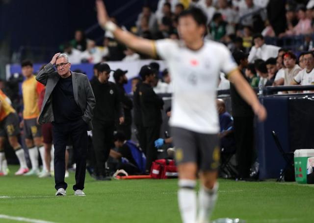 B体育官方首页-【台前幕后】深夜开赛影响国足 意外导致塞鸟无机会