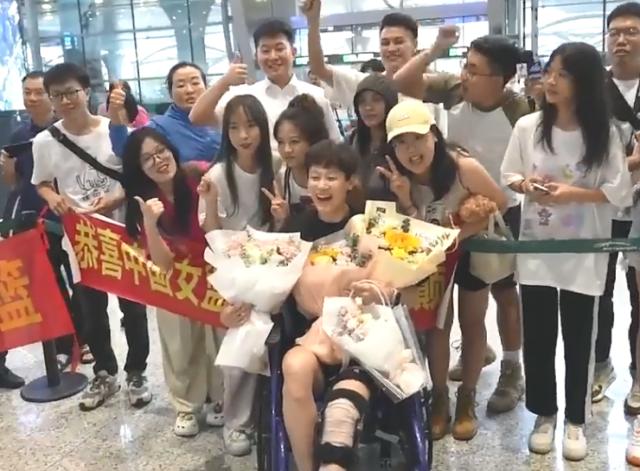 B体育中国官网-女篮凯旋回国 杨力维坐轮椅！韩旭将战大运会