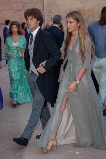 B体育赛事资讯-菲戈仨闺女美艳如花 大女儿跟西班牙国王表弟拍拖