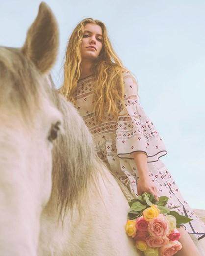 B体育赛事资讯-菲戈仨闺女美艳如花 大女儿跟西班牙国王表弟拍拖