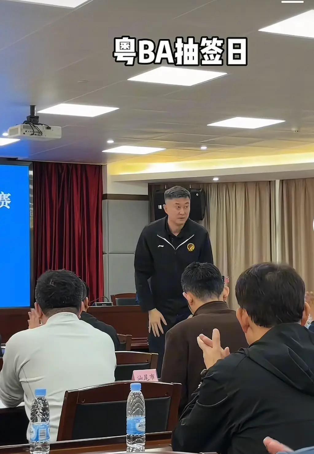 B体育首页-早上十一点!杜锋最新职位曝光,胡明轩又去医院,徐杰最新伤情