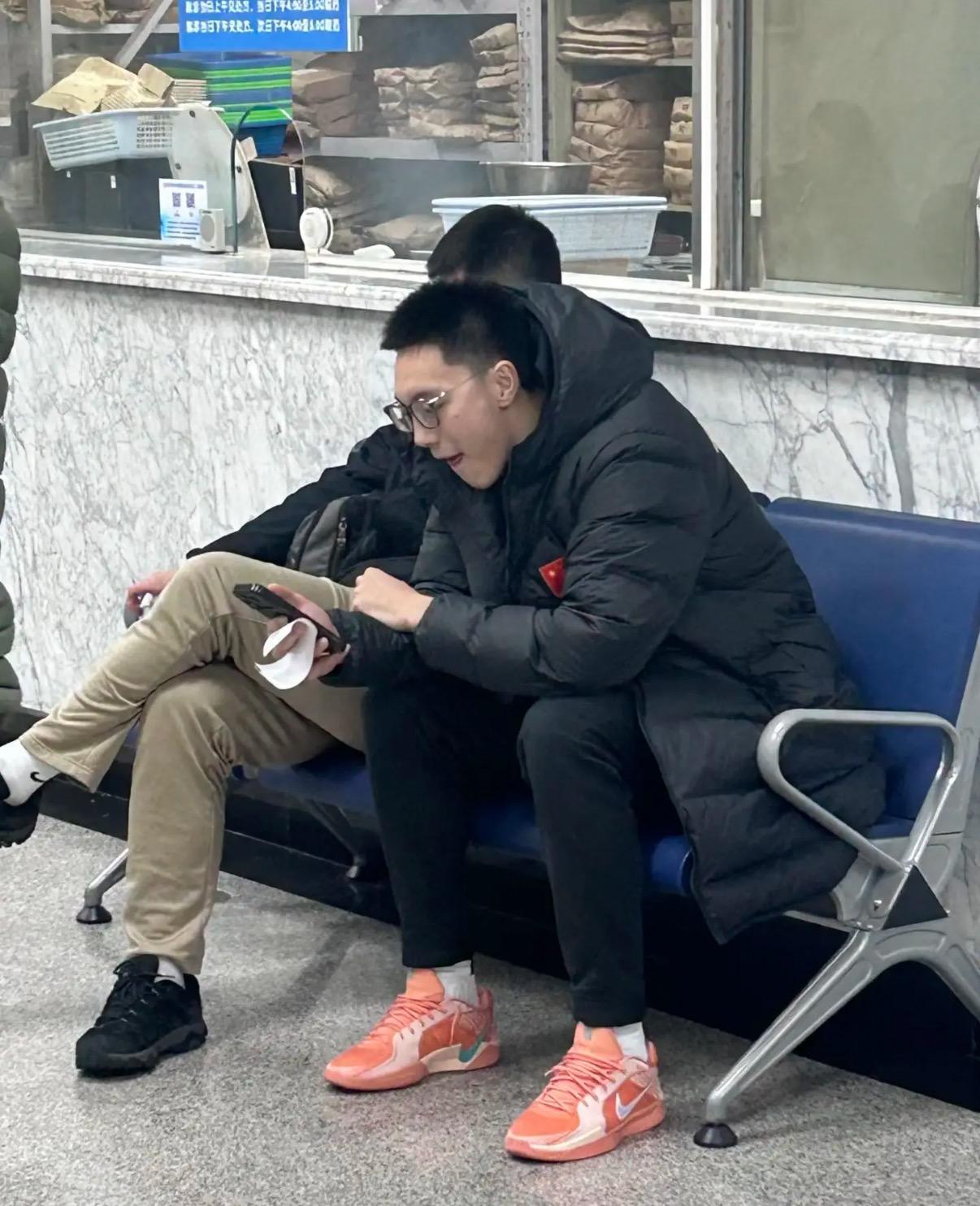 B体育首页-早上十一点!杜锋最新职位曝光,胡明轩又去医院,徐杰最新伤情