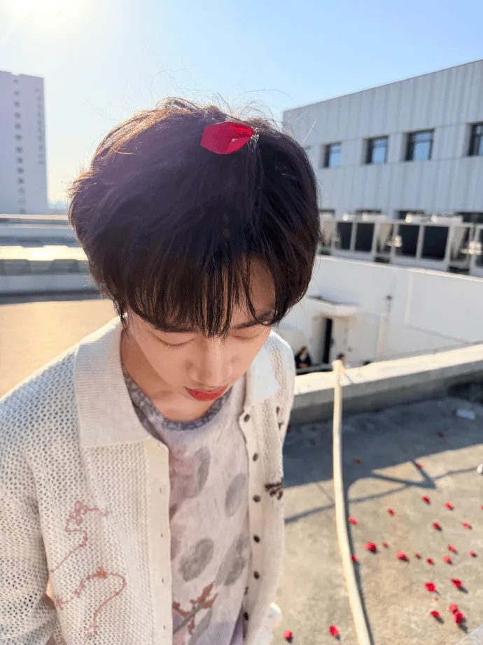 B体育-JDG发布清融拍摄花絮:结束后主动和大家一起捡花瓣清理现场