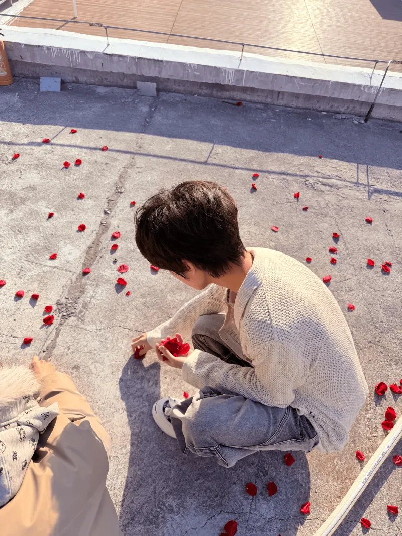 B体育-JDG发布清融拍摄花絮:结束后主动和大家一起捡花瓣清理现场