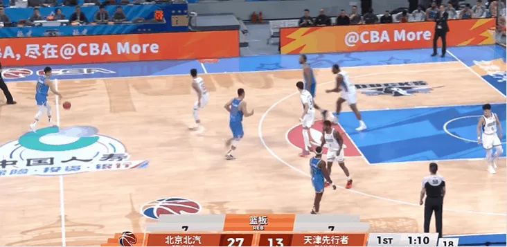 B体育中国官网-麦基中路顺下直杀篮筐，上演精彩双手暴扣