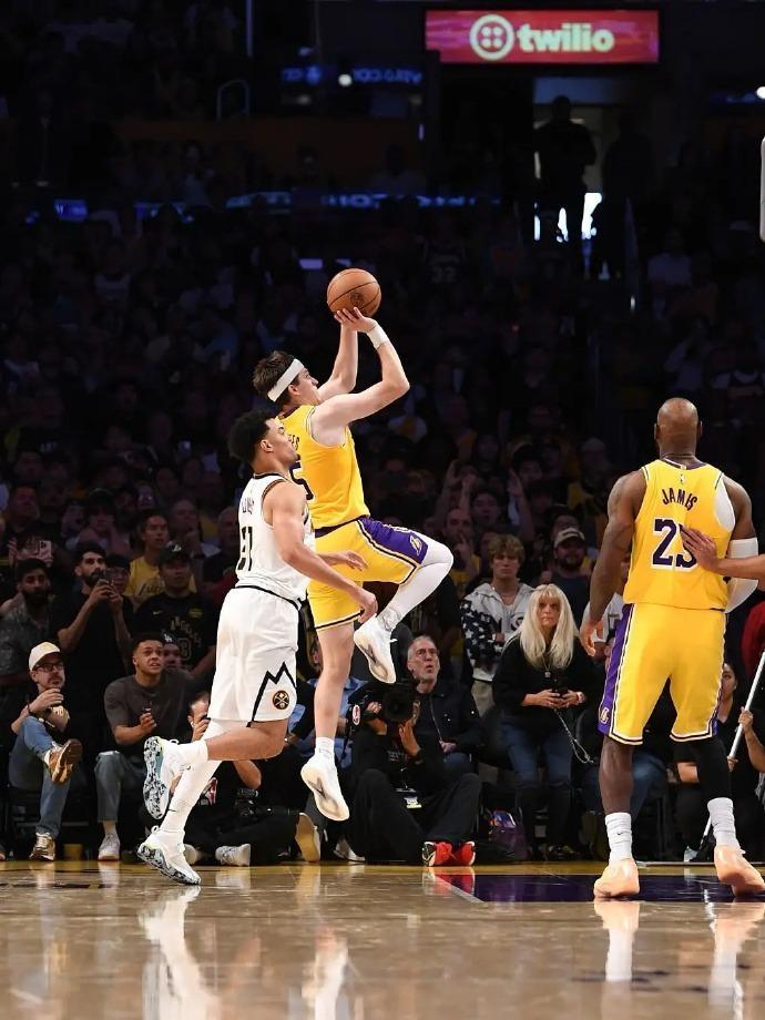 B体育官方首页-詹皇吹爆里夫斯:那是大师级的打铁 因为大家都想罚进没人会练罚丢