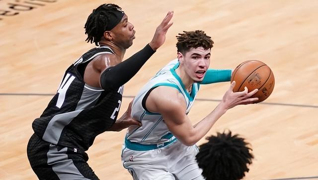 B体育体育报道-“汤神替身”成弃子？拿手好戏实则是双刃剑 老鹰重建不养闲人|希尔德|勇士|克雷·汤普森|三分球|亚特兰大老鹰队_新浪体育_新浪新闻